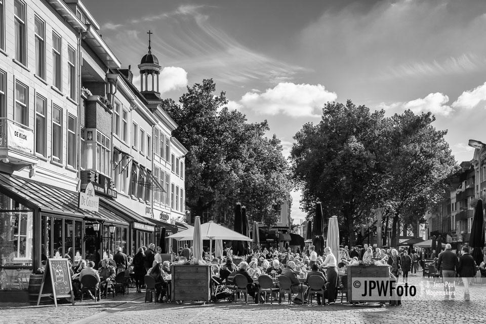 Zonnige middag op het terras aan de Grote Markt in Breda