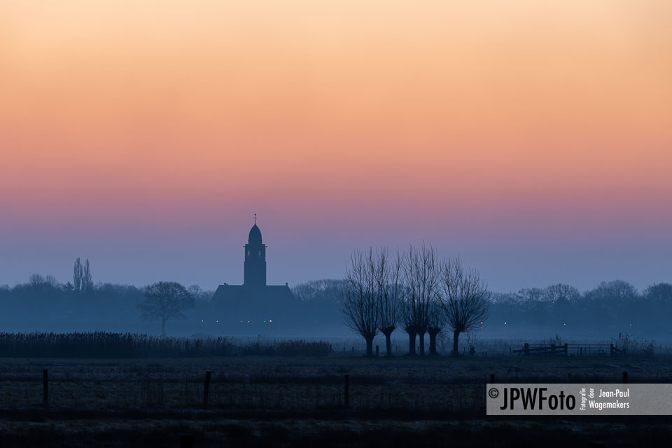 Kleurrijke lucht vóór zonsopkomst Lage Vuchtpolder Breda