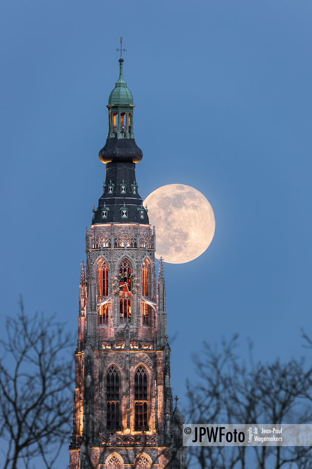 Opkomende maan bij Grote Kerk Breda
