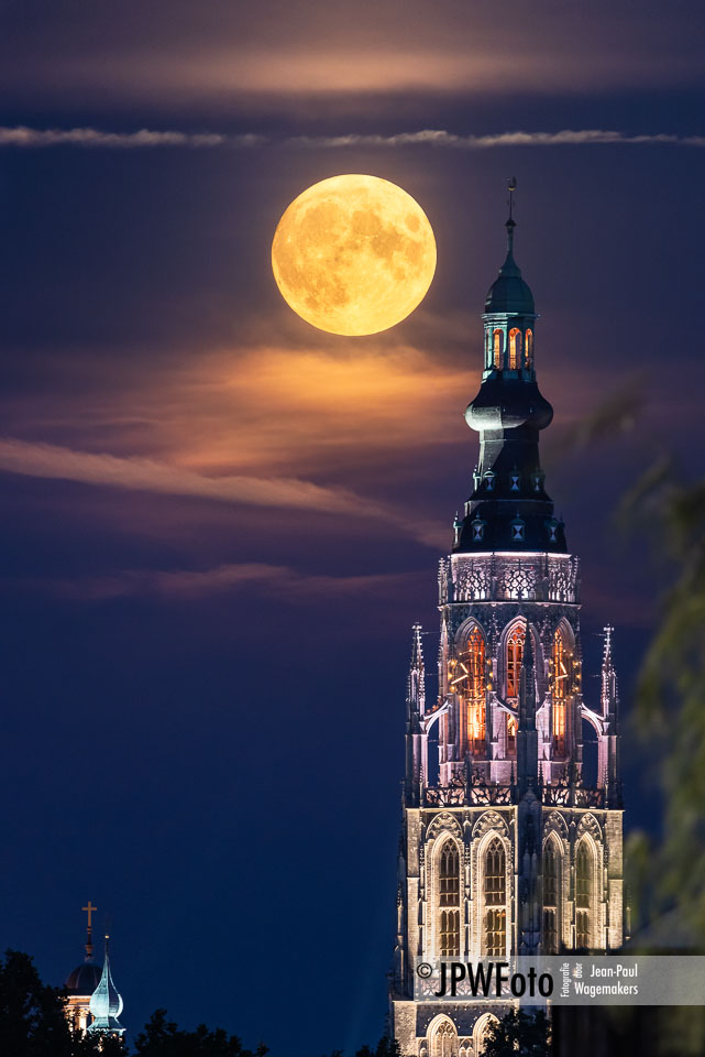 Opkomende volle maan bij de Grote Kerk van Breda