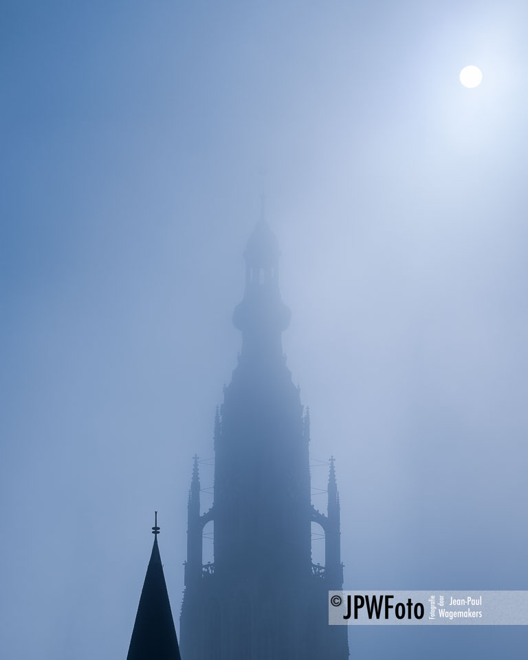 Mist rond de toren van de Grote Kerk Breda