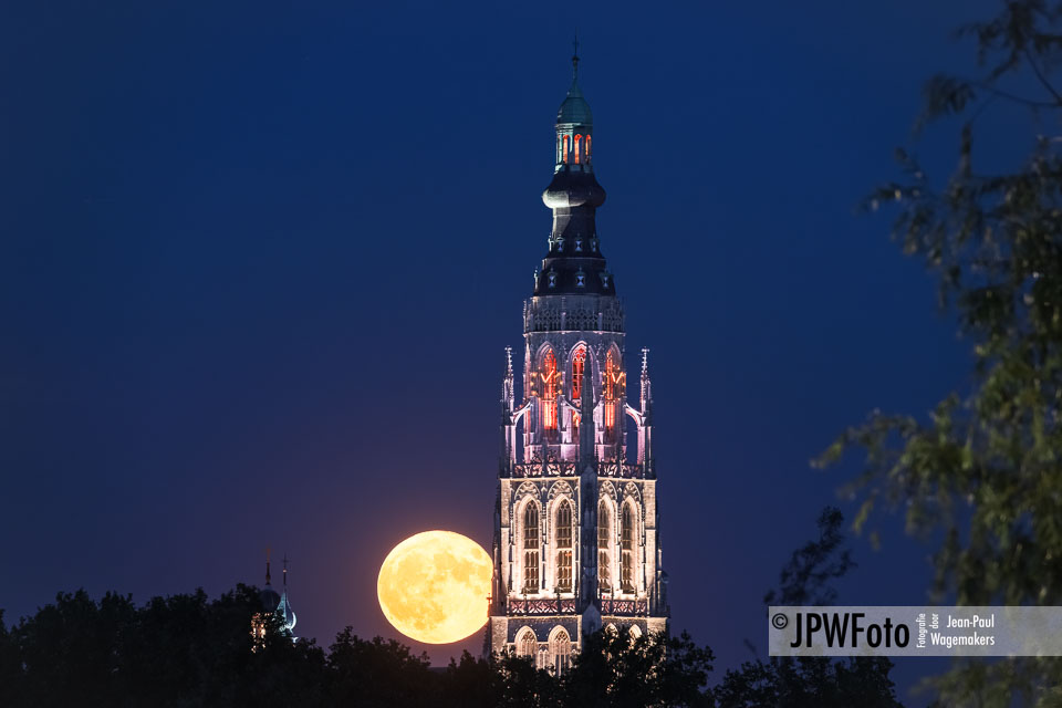 AVONDFOTOGRAFIE | Opkomende volle maan Breda Grote Kerk