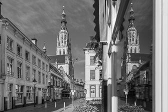 Spiegelbeeld Grote Kerk Breda vanaf Reigerstraat